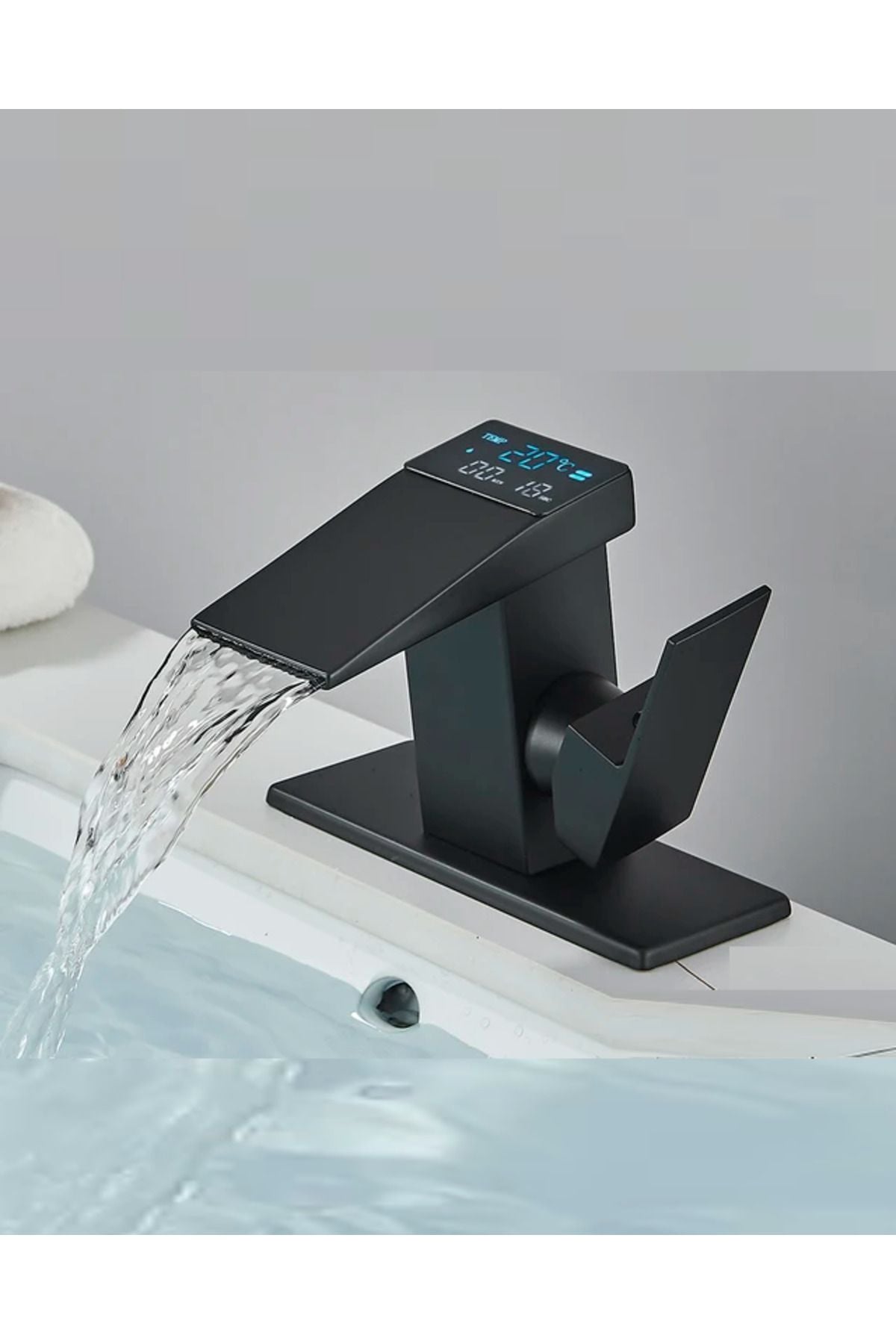 Dijital Sıcaklık Göstergeli Siyah Kare Lavabo Bataryası Musluğu Çiftgirişli Armatür Sayaç Ekranlı